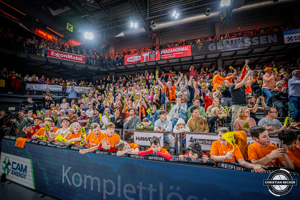 1. Basketball Bundesliga, easyCredit BBL, Saison 2024/2025, Herren, Hauptrunde, 20. Spieltag, 09.02.2025, RASTA Vechta - FC Bayern M&uuml;nchen Basketball
Die Fans von RASTA Vechta zeigen Emotionen w&auml;hrend der Partie
Schlüsselwörter: 09.02.2025;1. Bundesliga;20. Spieltag;BBL;Basketball;Bayern;FC;Hauptrunde;Liga;M&uuml;nchen;RASTA;RASTA Dome;Saison 2024/2025;Vechta;easycredit