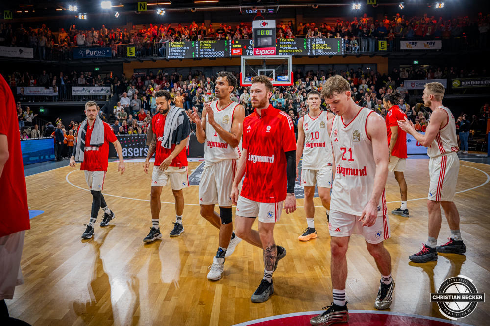 1. Basketball Bundesliga, easyCredit BBL, Saison 2024/2025, Herren, Hauptrunde, 20. Spieltag, 09.02.2025, RASTA Vechta - FC Bayern M&uuml;nchen Basketball
Das Team des FC Bayern M&uuml;nchen Basketball nach der Partie
Schlüsselwörter: 09.02.2025;1. Bundesliga;20. Spieltag;BBL;Basketball;Bayern;FC;Hauptrunde;Liga;M&uuml;nchen;RASTA;RASTA Dome;Saison 2024/2025;Vechta;easycredit