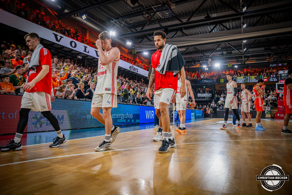 1. Basketball Bundesliga, easyCredit BBL, Saison 2024/2025, Herren, Hauptrunde, 20. Spieltag, 09.02.2025, RASTA Vechta - FC Bayern M&uuml;nchen Basketball
Das Team des FC Bayern M&uuml;nchen Basketball nach der Partie
Schlüsselwörter: 09.02.2025;1. Bundesliga;20. Spieltag;BBL;Basketball;Bayern;FC;Hauptrunde;Liga;M&uuml;nchen;RASTA;RASTA Dome;Saison 2024/2025;Vechta;easycredit