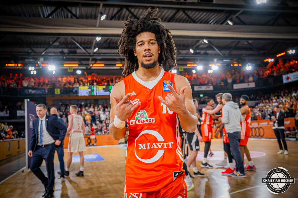 1. Basketball Bundesliga, easyCredit BBL, Saison 2024/2025, Herren, Hauptrunde, 20. Spieltag, 09.02.2025, RASTA Vechta - FC Bayern M&uuml;nchen Basketball
Tyger Campbell (#10 - RASTA Vechta) zeigt Emotionen nach der Partie
Schlüsselwörter: 09.02.2025;1. Bundesliga;20. Spieltag;BBL;Basketball;Bayern;FC;Hauptrunde;Liga;M&uuml;nchen;RASTA;RASTA Dome;Saison 2024/2025;Vechta;easycredit