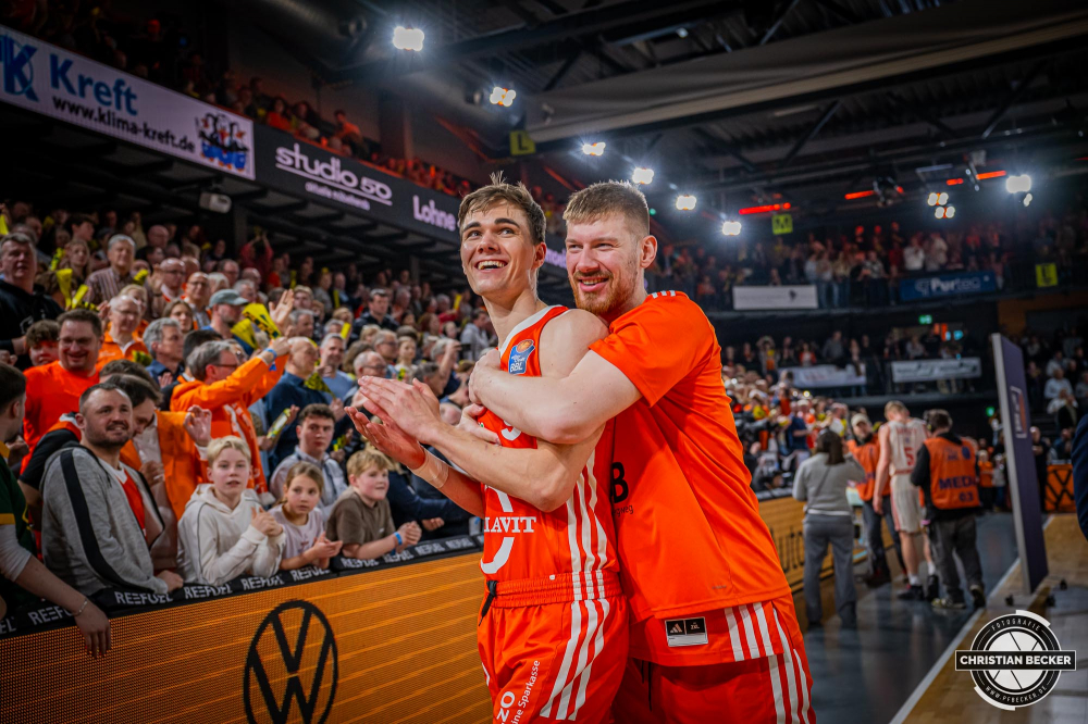 1. Basketball Bundesliga, easyCredit BBL, Saison 2024/2025, Herren, Hauptrunde, 20. Spieltag, 09.02.2025, RASTA Vechta - FC Bayern M&uuml;nchen Basketball
Joschka Ferner (#9 - RASTA Vechta) und Luc van Slooten (#6 - RASTA Vechta) nach der Partie
Schlüsselwörter: 09.02.2025;1. Bundesliga;20. Spieltag;BBL;Basketball;Bayern;FC;Hauptrunde;Liga;M&uuml;nchen;RASTA;RASTA Dome;Saison 2024/2025;Vechta;easycredit