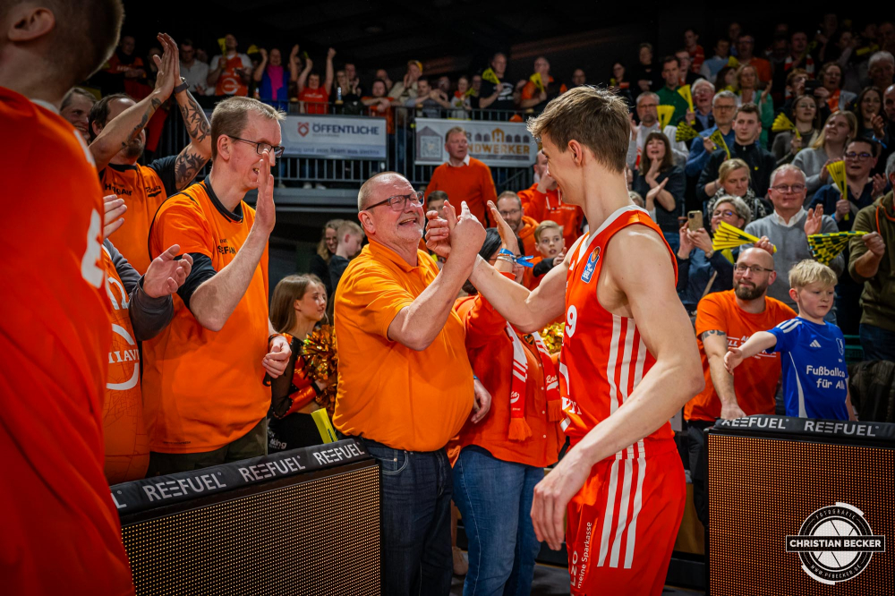 1. Basketball Bundesliga, easyCredit BBL, Saison 2024/2025, Herren, Hauptrunde, 20. Spieltag, 09.02.2025, RASTA Vechta - FC Bayern M&uuml;nchen Basketball
Stefan Niemeyer (Gesch&auml;ftsf&uuml;hrender Gesellschafter - RASTA Vechta) und Joschka Ferner (#9 - RASTA Vechta) nach der Partie
Schlüsselwörter: 09.02.2025;1. Bundesliga;20. Spieltag;BBL;Basketball;Bayern;FC;Hauptrunde;Liga;M&uuml;nchen;RASTA;RASTA Dome;Saison 2024/2025;Vechta;easycredit