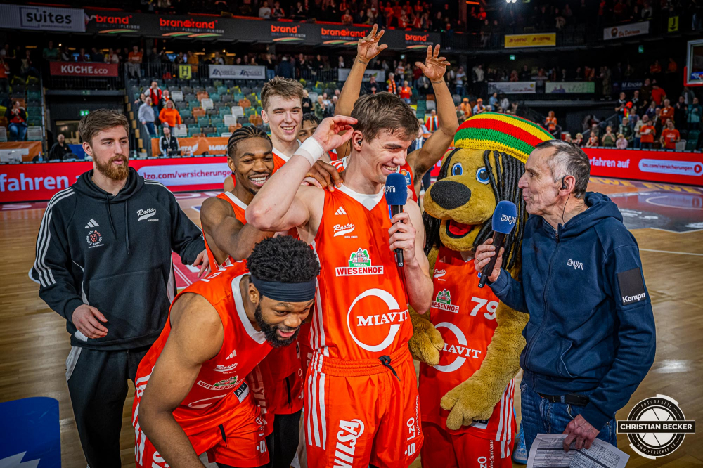 1. Basketball Bundesliga, easyCredit BBL, Saison 2024/2025, Herren, Hauptrunde, 20. Spieltag, 09.02.2025, RASTA Vechta - FC Bayern M&uuml;nchen Basketball
Das Team von RASTA Vechta nach der Partie
Schlüsselwörter: 09.02.2025;1. Bundesliga;20. Spieltag;BBL;Basketball;Bayern;FC;Hauptrunde;Liga;M&uuml;nchen;RASTA;RASTA Dome;Saison 2024/2025;Vechta;easycredit