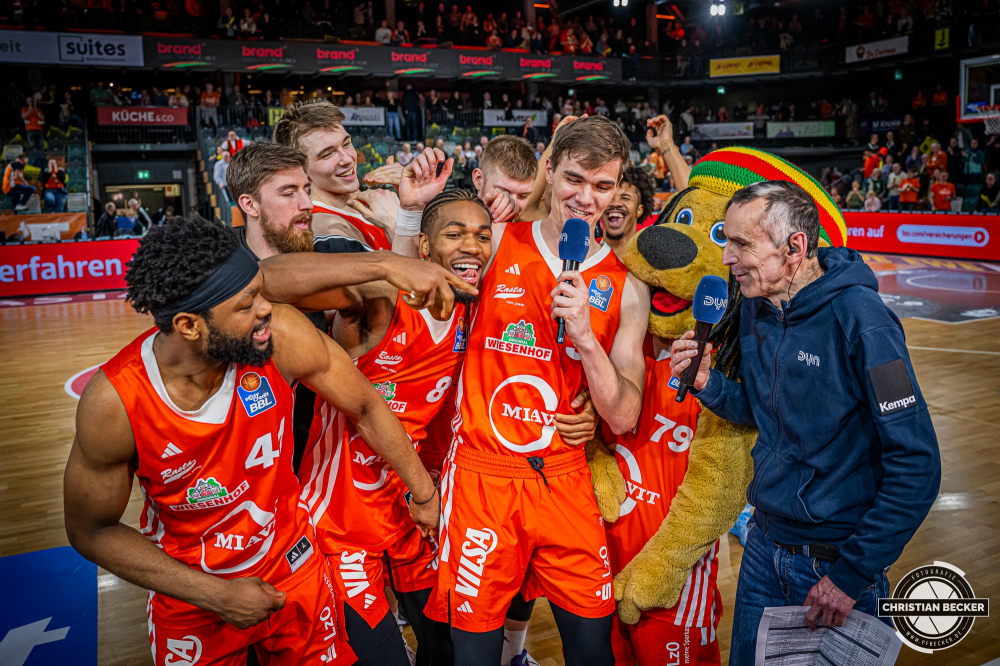 1. Basketball Bundesliga, easyCredit BBL, Saison 2024/2025, Herren, Hauptrunde, 20. Spieltag, 09.02.2025, RASTA Vechta - FC Bayern M&uuml;nchen Basketball
Das Team von RASTA Vechta nach der Partie
Schlüsselwörter: 09.02.2025;1. Bundesliga;20. Spieltag;BBL;Basketball;Bayern;FC;Hauptrunde;Liga;M&uuml;nchen;RASTA;RASTA Dome;Saison 2024/2025;Vechta;easycredit