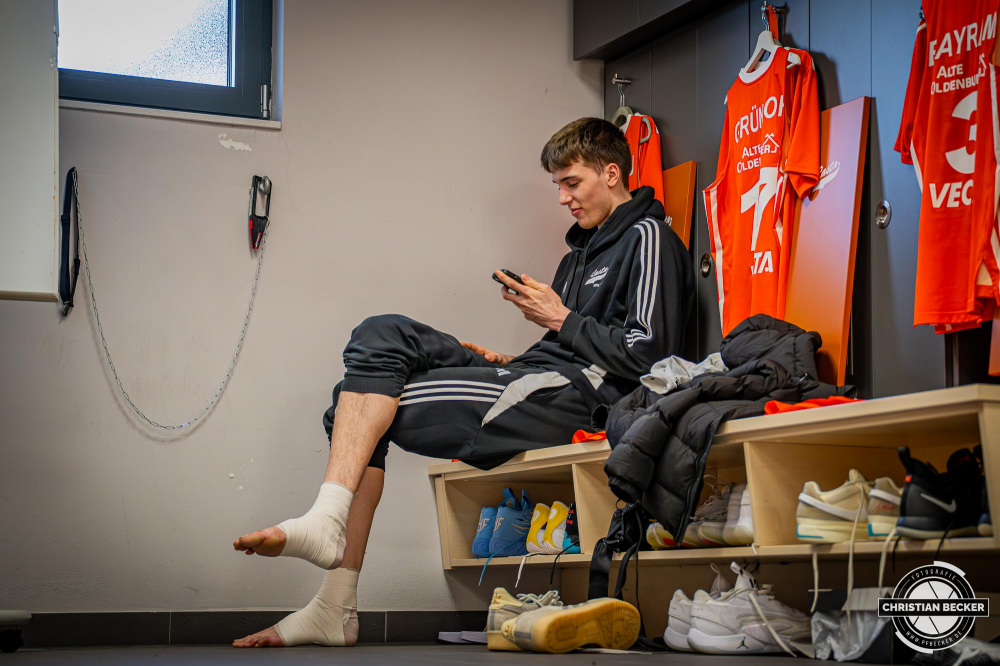 1. Basketball Bundesliga, easyCredit BBL, Saison 2024/2025, Herren, Hauptrunde, 22. Spieltag, 01.03.2025, RASTA Vechta - BG Göttingen
Johann Grünloh (#17 - RASTA Vechta) vor der Partie
Schlüsselwörter: 01.03.2025;1. Bundesliga;22. Spieltag;BBL;BG;Basketball;Göttingen;Hauptrunde;Liga;RASTA;RASTA Dome;Saison 2024/2025;Vechta;easycredit