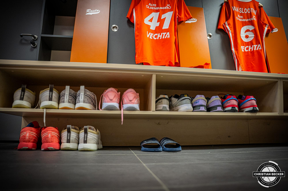 1. Basketball Bundesliga, easyCredit BBL, Saison 2024/2025, Herren, Hauptrunde, 22. Spieltag, 01.03.2025, RASTA Vechta - BG Göttingen
Die Schuhsammlung von Lloyd Pandi (#41 - RASTA Vechta) und Luc van Slooten (#6 - RASTA Vechta) vor der Partie
Schlüsselwörter: 01.03.2025;1. Bundesliga;22. Spieltag;BBL;BG;Basketball;Göttingen;Hauptrunde;Liga;RASTA;RASTA Dome;Saison 2024/2025;Vechta;easycredit