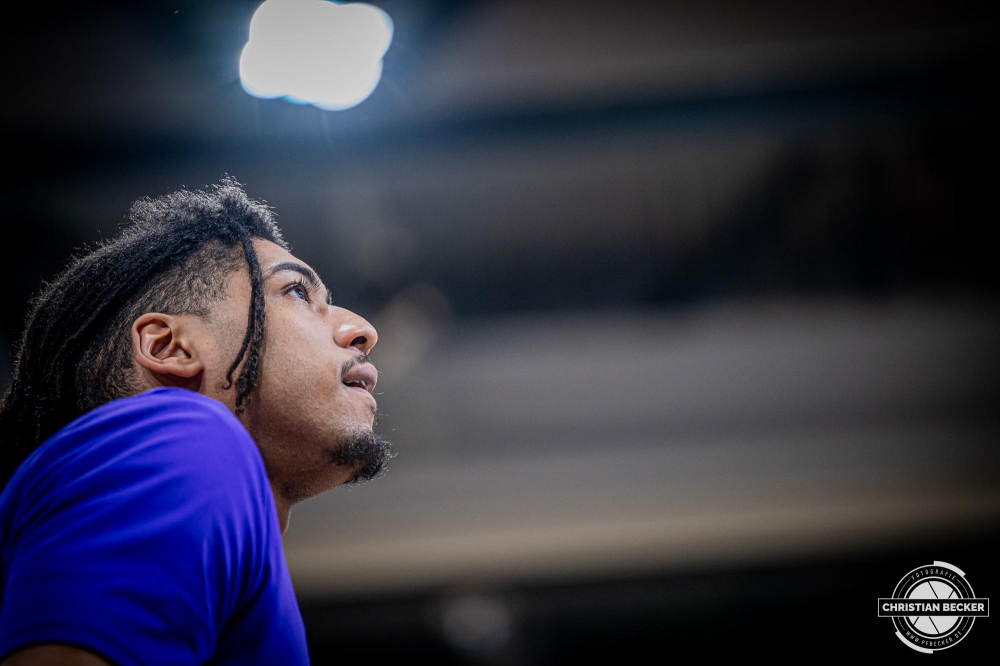 1. Basketball Bundesliga, easyCredit BBL, Saison 2024/2025, Herren, Hauptrunde, 22. Spieltag, 01.03.2025, RASTA Vechta - BG Göttingen
Kostja Mushidi (#33 - BG Göttingen) vor der Partie
Schlüsselwörter: 01.03.2025;1. Bundesliga;22. Spieltag;BBL;BG;Basketball;Göttingen;Hauptrunde;Liga;RASTA;RASTA Dome;Saison 2024/2025;Vechta;easycredit