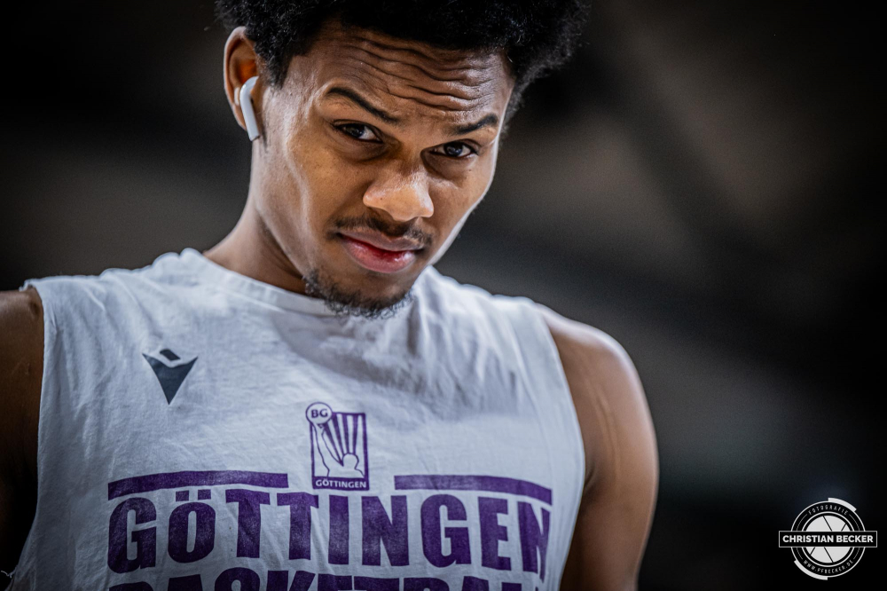 1. Basketball Bundesliga, easyCredit BBL, Saison 2024/2025, Herren, Hauptrunde, 22. Spieltag, 01.03.2025, RASTA Vechta - BG Göttingen
Tra Holder (#7 - BG Göttingen) vor der Partie
Schlüsselwörter: 01.03.2025;1. Bundesliga;22. Spieltag;BBL;BG;Basketball;Göttingen;Hauptrunde;Liga;RASTA;RASTA Dome;Saison 2024/2025;Vechta;easycredit