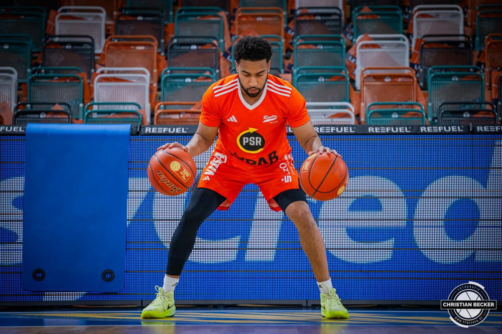 1. Basketball Bundesliga, easyCredit BBL, Saison 2024/2025, Herren, Hauptrunde, 22. Spieltag, 01.03.2025, RASTA Vechta - BG Göttingen
Yasiin Joseph (#2 - RASTA Vechta) vor der Partie
Schlüsselwörter: 01.03.2025;1. Bundesliga;22. Spieltag;BBL;BG;Basketball;Göttingen;Hauptrunde;Liga;RASTA;RASTA Dome;Saison 2024/2025;Vechta;easycredit