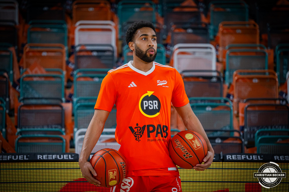 1. Basketball Bundesliga, easyCredit BBL, Saison 2024/2025, Herren, Hauptrunde, 22. Spieltag, 01.03.2025, RASTA Vechta - BG Göttingen
Yasiin Joseph (#2 - RASTA Vechta) vor der Partie
Schlüsselwörter: 01.03.2025;1. Bundesliga;22. Spieltag;BBL;BG;Basketball;Göttingen;Hauptrunde;Liga;RASTA;RASTA Dome;Saison 2024/2025;Vechta;easycredit