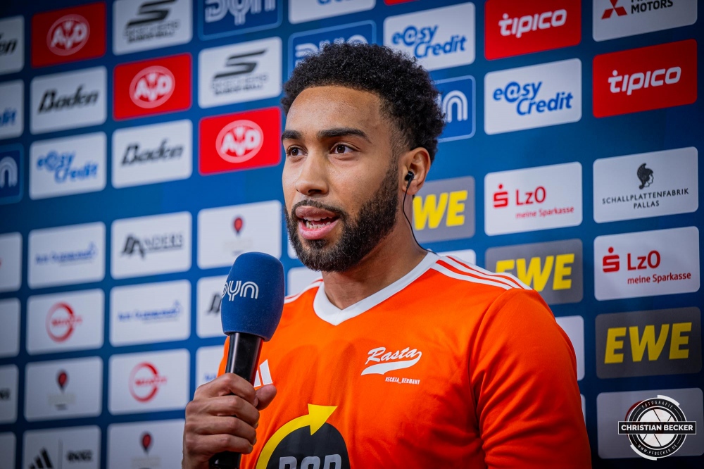 1. Basketball Bundesliga, easyCredit BBL, Saison 2024/2025, Herren, Hauptrunde, 22. Spieltag, 01.03.2025, RASTA Vechta - BG Göttingen
Yasiin Joseph (#2 - RASTA Vechta) vor der Partie
Schlüsselwörter: 01.03.2025;1. Bundesliga;22. Spieltag;BBL;BG;Basketball;Göttingen;Hauptrunde;Liga;RASTA;RASTA Dome;Saison 2024/2025;Vechta;easycredit