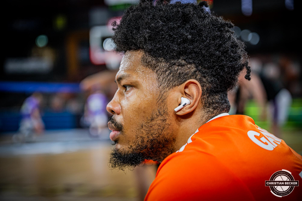 1. Basketball Bundesliga, easyCredit BBL, Saison 2024/2025, Herren, Hauptrunde, 22. Spieltag, 01.03.2025, RASTA Vechta - BG Göttingen
Jayden Gardner (#1 - RASTA Vechta) vor der Partie
Schlüsselwörter: 01.03.2025;1. Bundesliga;22. Spieltag;BBL;BG;Basketball;Göttingen;Hauptrunde;Liga;RASTA;RASTA Dome;Saison 2024/2025;Vechta;easycredit