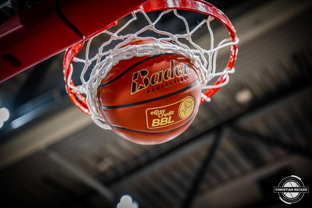 1. Basketball Bundesliga, easyCredit BBL, Saison 2024/2025, Herren, Hauptrunde, 22. Spieltag, 01.03.2025, RASTA Vechta - BG Göttingen
Der Spielball der easyCredit Basketball Bundesliga
Schlüsselwörter: 01.03.2025;1. Bundesliga;22. Spieltag;BBL;BG;Basketball;Göttingen;Hauptrunde;Liga;RASTA;RASTA Dome;Saison 2024/2025;Vechta;easycredit