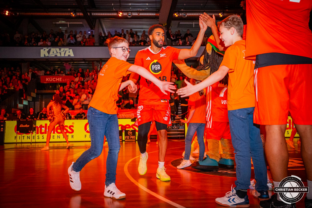 1. Basketball Bundesliga, easyCredit BBL, Saison 2024/2025, Herren, Hauptrunde, 22. Spieltag, 01.03.2025, RASTA Vechta - BG Göttingen
Yasiin Joseph (#2 - RASTA Vechta) mit Einlaufkinder vor der Partie
Schlüsselwörter: 01.03.2025;1. Bundesliga;22. Spieltag;BBL;BG;Basketball;Göttingen;Hauptrunde;Liga;RASTA;RASTA Dome;Saison 2024/2025;Vechta;easycredit