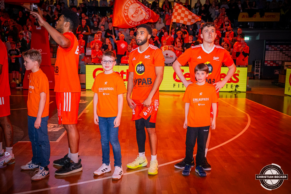 1. Basketball Bundesliga, easyCredit BBL, Saison 2024/2025, Herren, Hauptrunde, 22. Spieltag, 01.03.2025, RASTA Vechta - BG Göttingen
Yasiin Joseph (#2 - RASTA Vechta) und Kaya Bayram (#3 - RASTA Vechta) und die Einlaufkinder vor der Partie
Schlüsselwörter: 01.03.2025;1. Bundesliga;22. Spieltag;BBL;BG;Basketball;Göttingen;Hauptrunde;Liga;RASTA;RASTA Dome;Saison 2024/2025;Vechta;easycredit