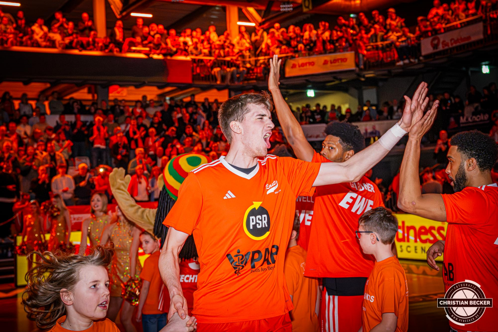 1. Basketball Bundesliga, easyCredit BBL, Saison 2024/2025, Herren, Hauptrunde, 22. Spieltag, 01.03.2025, RASTA Vechta - BG Göttingen
Johann Grünloh (#17 - RASTA Vechta) zeigt Emotionen vor der Partie
Schlüsselwörter: 01.03.2025;1. Bundesliga;22. Spieltag;BBL;BG;Basketball;Göttingen;Hauptrunde;Liga;RASTA;RASTA Dome;Saison 2024/2025;Vechta;easycredit