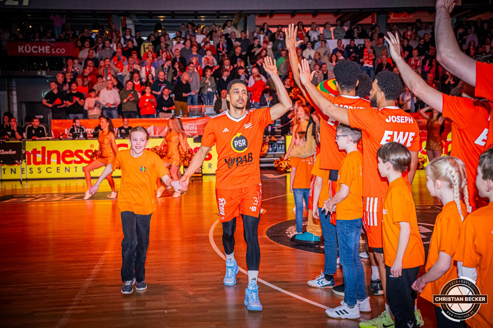 1. Basketball Bundesliga, easyCredit BBL, Saison 2024/2025, Herren, Hauptrunde, 22. Spieltag, 01.03.2025, RASTA Vechta - BG Göttingen
Joel Aminu (#21 - RASTA Vechta) und die Einlaufkinder vor der Partie
Schlüsselwörter: 01.03.2025;1. Bundesliga;22. Spieltag;BBL;BG;Basketball;Göttingen;Hauptrunde;Liga;RASTA;RASTA Dome;Saison 2024/2025;Vechta;easycredit