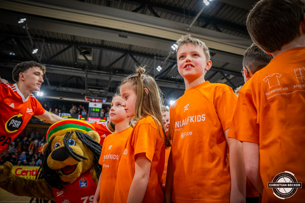 1. Basketball Bundesliga, easyCredit BBL, Saison 2024/2025, Herren, Hauptrunde, 22. Spieltag, 01.03.2025, RASTA Vechta - BG Göttingen
Die Einlaufkinder vor der Partie
Schlüsselwörter: 01.03.2025;1. Bundesliga;22. Spieltag;BBL;BG;Basketball;Göttingen;Hauptrunde;Liga;RASTA;RASTA Dome;Saison 2024/2025;Vechta;easycredit