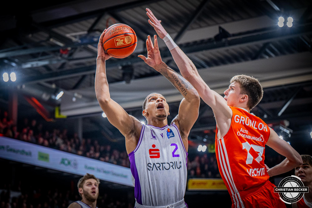 1. Basketball Bundesliga, easyCredit BBL, Saison 2024/2025, Herren, Hauptrunde, 22. Spieltag, 01.03.2025, RASTA Vechta - BG Göttingen
Demajeo Wiggins (#2 - BG Göttingen) beim Korbleger gegen Johann Grünloh (#17 - RASTA Vechta)
Schlüsselwörter: 01.03.2025;1. Bundesliga;22. Spieltag;BBL;BG;Basketball;Göttingen;Hauptrunde;Liga;RASTA;RASTA Dome;Saison 2024/2025;Vechta;easycredit