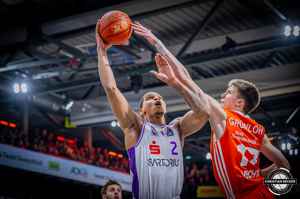 1. Basketball Bundesliga, easyCredit BBL, Saison 2024/2025, Herren, Hauptrunde, 22. Spieltag, 01.03.2025, RASTA Vechta - BG Göttingen
Demajeo Wiggins (#2 - BG Göttingen) beim Korbleger gegen Johann Grünloh (#17 - RASTA Vechta)
Schlüsselwörter: 01.03.2025;1. Bundesliga;22. Spieltag;BBL;BG;Basketball;Göttingen;Hauptrunde;Liga;RASTA;RASTA Dome;Saison 2024/2025;Vechta;easycredit