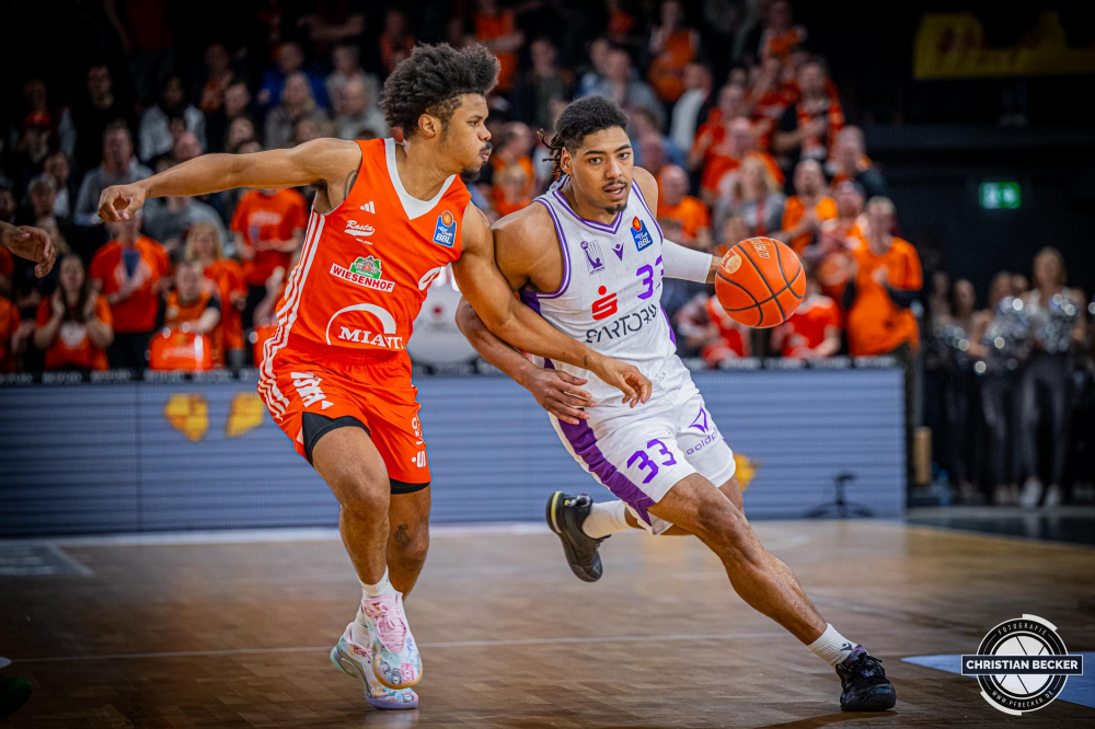 1. Basketball Bundesliga, easyCredit BBL, Saison 2024/2025, Herren, Hauptrunde, 22. Spieltag, 01.03.2025, RASTA Vechta - BG Göttingen
Kostja Mushidi (#33 - BG Göttingen) in Aktion gegen Mike Bothwell (#0 - RASTA Vechta)
Schlüsselwörter: 01.03.2025;1. Bundesliga;22. Spieltag;BBL;BG;Basketball;Göttingen;Hauptrunde;Liga;RASTA;RASTA Dome;Saison 2024/2025;Vechta;easycredit