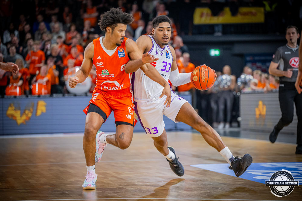 1. Basketball Bundesliga, easyCredit BBL, Saison 2024/2025, Herren, Hauptrunde, 22. Spieltag, 01.03.2025, RASTA Vechta - BG Göttingen
Kostja Mushidi (#33 - BG Göttingen) in Aktion gegen Mike Bothwell (#0 - RASTA Vechta)
Schlüsselwörter: 01.03.2025;1. Bundesliga;22. Spieltag;BBL;BG;Basketball;Göttingen;Hauptrunde;Liga;RASTA;RASTA Dome;Saison 2024/2025;Vechta;easycredit