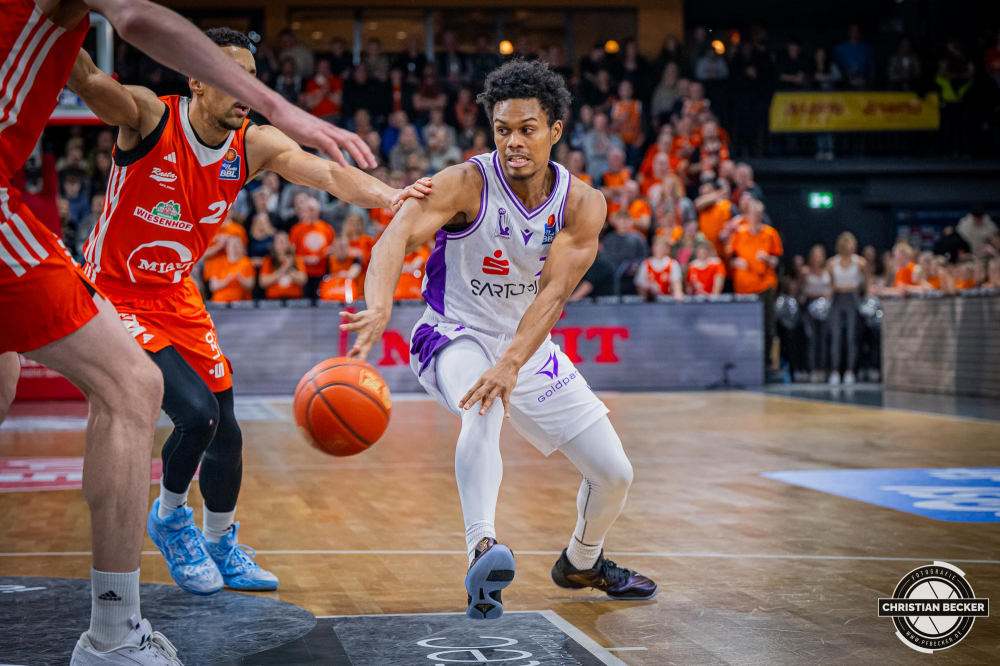 1. Basketball Bundesliga, easyCredit BBL, Saison 2024/2025, Herren, Hauptrunde, 22. Spieltag, 01.03.2025, RASTA Vechta - BG Göttingen
Tra Holder (#7 - BG Göttingen) in Aktion
Schlüsselwörter: 01.03.2025;1. Bundesliga;22. Spieltag;BBL;BG;Basketball;Göttingen;Hauptrunde;Liga;RASTA;RASTA Dome;Saison 2024/2025;Vechta;easycredit