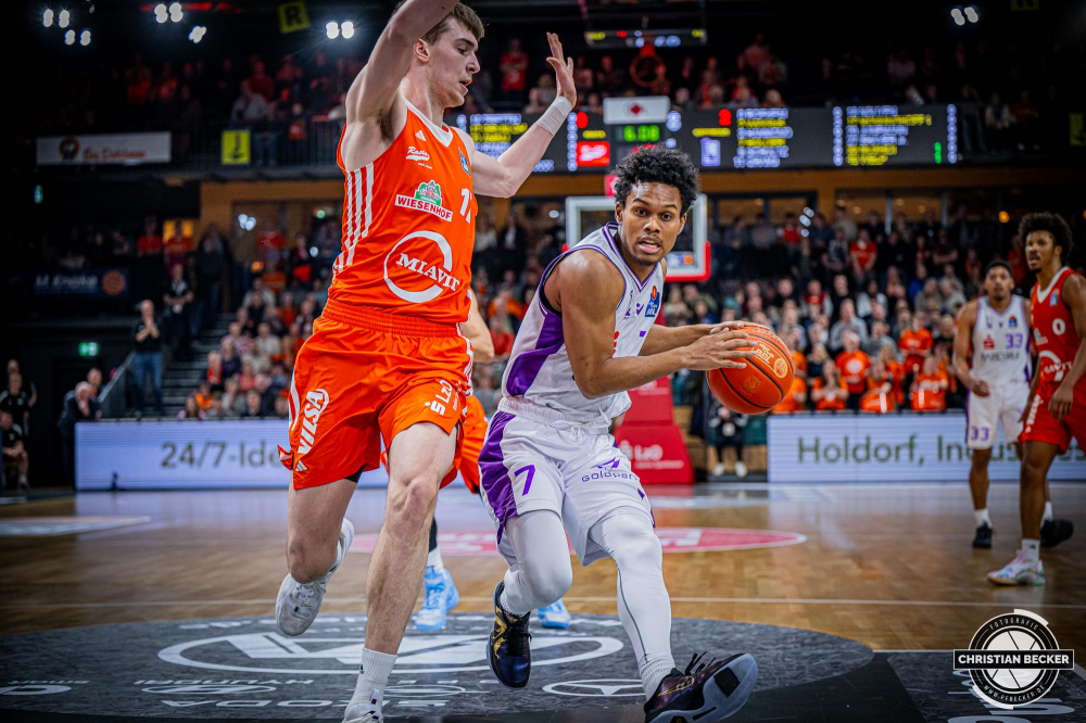 1. Basketball Bundesliga, easyCredit BBL, Saison 2024/2025, Herren, Hauptrunde, 22. Spieltag, 01.03.2025, RASTA Vechta - BG Göttingen
Tra Holder (#7 - BG Göttingen) in Aktion gegen Johann Grünloh (#17 - RASTA Vechta)
Schlüsselwörter: 01.03.2025;1. Bundesliga;22. Spieltag;BBL;BG;Basketball;Göttingen;Hauptrunde;Liga;RASTA;RASTA Dome;Saison 2024/2025;Vechta;easycredit