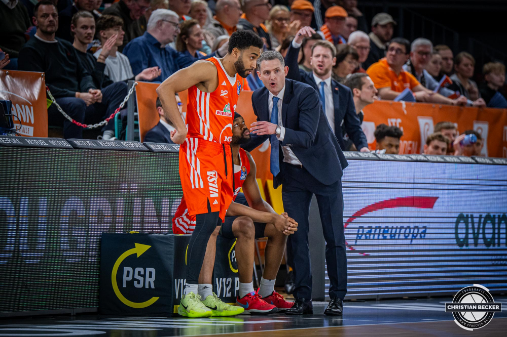 1. Basketball Bundesliga, easyCredit BBL, Saison 2024/2025, Herren, Hauptrunde, 22. Spieltag, 01.03.2025, RASTA Vechta - BG Göttingen
Yasiin Joseph (#2 - RASTA Vechta) im Gespräch mit Martin Schiller (Headcoach - RASTA Vechta)
Schlüsselwörter: 01.03.2025;1. Bundesliga;22. Spieltag;BBL;BG;Basketball;Göttingen;Hauptrunde;Liga;RASTA;RASTA Dome;Saison 2024/2025;Vechta;easycredit