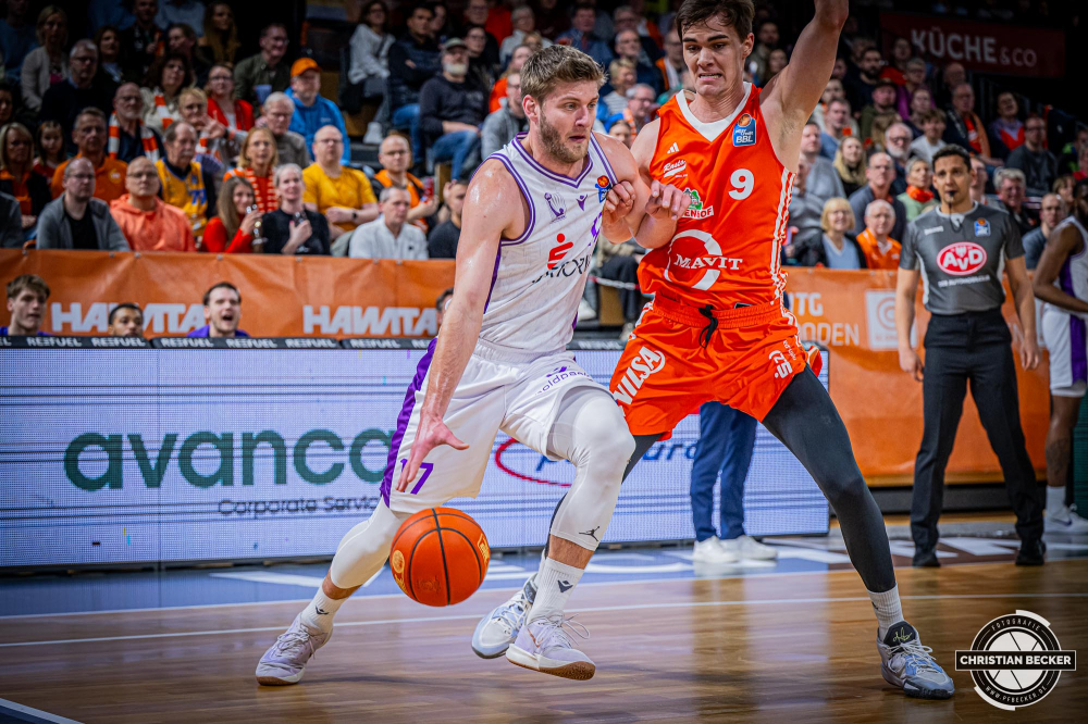 1. Basketball Bundesliga, easyCredit BBL, Saison 2024/2025, Herren, Hauptrunde, 22. Spieltag, 01.03.2025, RASTA Vechta - BG Göttingen
Mathis Mönninghoff (#17 - BG Göttingen) in Aktion gegen Joschka Ferner (#9 - RASTA Vechta)
Schlüsselwörter: 01.03.2025;1. Bundesliga;22. Spieltag;BBL;BG;Basketball;Göttingen;Hauptrunde;Liga;RASTA;RASTA Dome;Saison 2024/2025;Vechta;easycredit