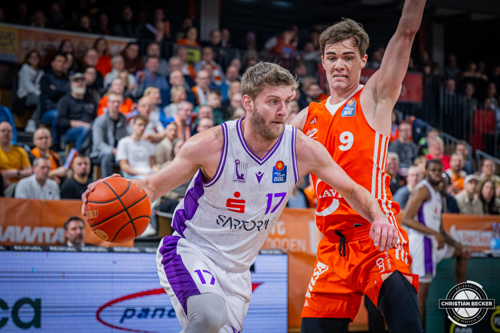 1. Basketball Bundesliga, easyCredit BBL, Saison 2024/2025, Herren, Hauptrunde, 22. Spieltag, 01.03.2025, RASTA Vechta - BG Göttingen
Mathis Mönninghoff (#17 - BG Göttingen) in Aktion gegen Joschka Ferner (#9 - RASTA Vechta)
Schlüsselwörter: 01.03.2025;1. Bundesliga;22. Spieltag;BBL;BG;Basketball;Göttingen;Hauptrunde;Liga;RASTA;RASTA Dome;Saison 2024/2025;Vechta;easycredit