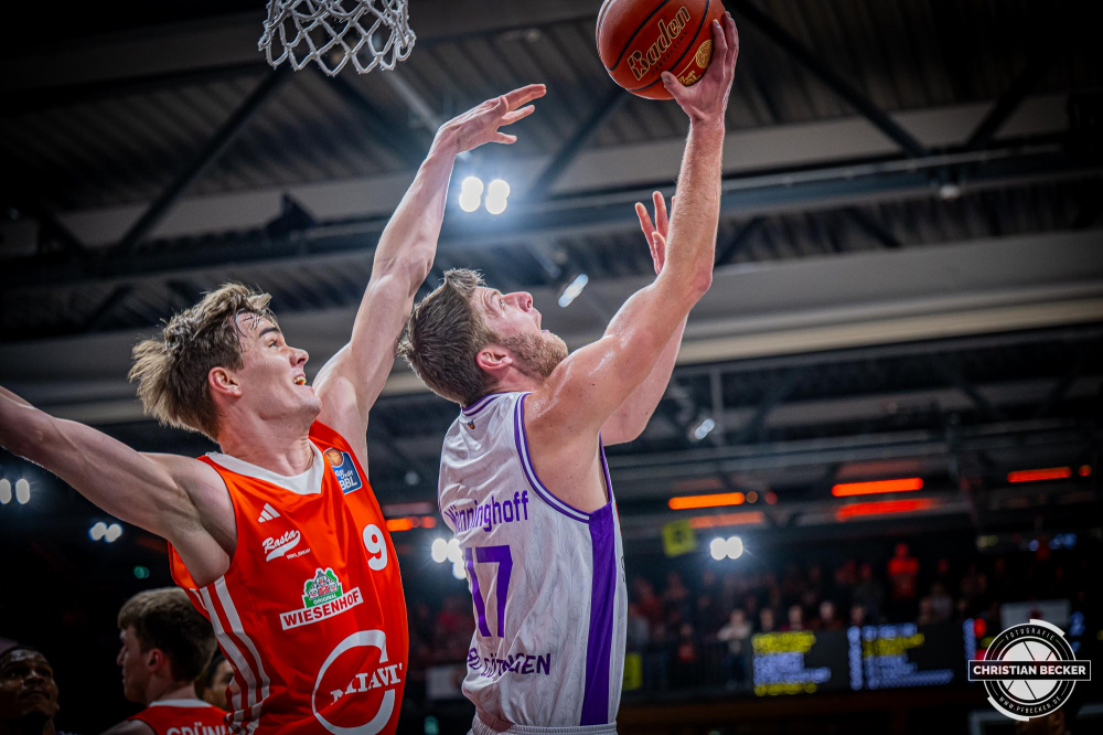 1. Basketball Bundesliga, easyCredit BBL, Saison 2024/2025, Herren, Hauptrunde, 22. Spieltag, 01.03.2025, RASTA Vechta - BG Göttingen
Mathis Mönninghoff (#17 - BG Göttingen) beim Korbleger gegen Joschka Ferner (#9 - RASTA Vechta)
Schlüsselwörter: 01.03.2025;1. Bundesliga;22. Spieltag;BBL;BG;Basketball;Göttingen;Hauptrunde;Liga;RASTA;RASTA Dome;Saison 2024/2025;Vechta;easycredit