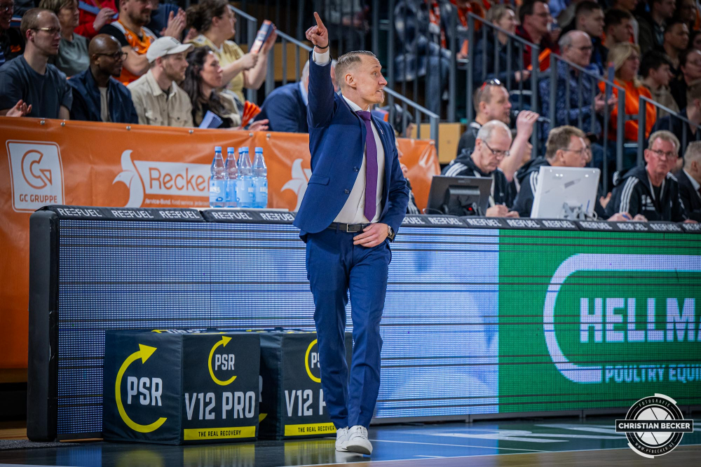 1. Basketball Bundesliga, easyCredit BBL, Saison 2024/2025, Herren, Hauptrunde, 22. Spieltag, 01.03.2025, RASTA Vechta - BG Göttingen
Mikko Riipinen (Headcoach BG Göttingen) während der Partie
Schlüsselwörter: 01.03.2025;1. Bundesliga;22. Spieltag;BBL;BG;Basketball;Göttingen;Hauptrunde;Liga;RASTA;RASTA Dome;Saison 2024/2025;Vechta;easycredit