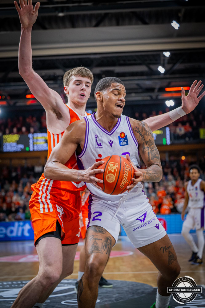 1. Basketball Bundesliga, easyCredit BBL, Saison 2024/2025, Herren, Hauptrunde, 22. Spieltag, 01.03.2025, RASTA Vechta - BG Göttingen
Demajeo Wiggins (#2 - BG Göttingen) in Aktion gegen Johann Grünloh (#17 - RASTA Vechta)
Schlüsselwörter: 01.03.2025;1. Bundesliga;22. Spieltag;BBL;BG;Basketball;Göttingen;Hauptrunde;Liga;RASTA;RASTA Dome;Saison 2024/2025;Vechta;easycredit