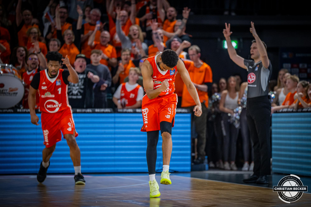 1. Basketball Bundesliga, easyCredit BBL, Saison 2024/2025, Herren, Hauptrunde, 22. Spieltag, 01.03.2025, RASTA Vechta - BG Göttingen
Yasiin Joseph (#2 - RASTA Vechta) zeigt Emotionen während der Partie
Schlüsselwörter: 01.03.2025;1. Bundesliga;22. Spieltag;BBL;BG;Basketball;Göttingen;Hauptrunde;Liga;RASTA;RASTA Dome;Saison 2024/2025;Vechta;easycredit