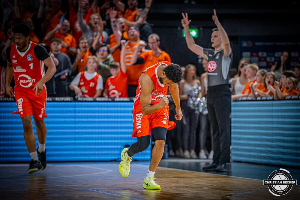 1. Basketball Bundesliga, easyCredit BBL, Saison 2024/2025, Herren, Hauptrunde, 22. Spieltag, 01.03.2025, RASTA Vechta - BG Göttingen
Yasiin Joseph (#2 - RASTA Vechta) zeigt Emotionen während der Partie
Schlüsselwörter: 01.03.2025;1. Bundesliga;22. Spieltag;BBL;BG;Basketball;Göttingen;Hauptrunde;Liga;RASTA;RASTA Dome;Saison 2024/2025;Vechta;easycredit