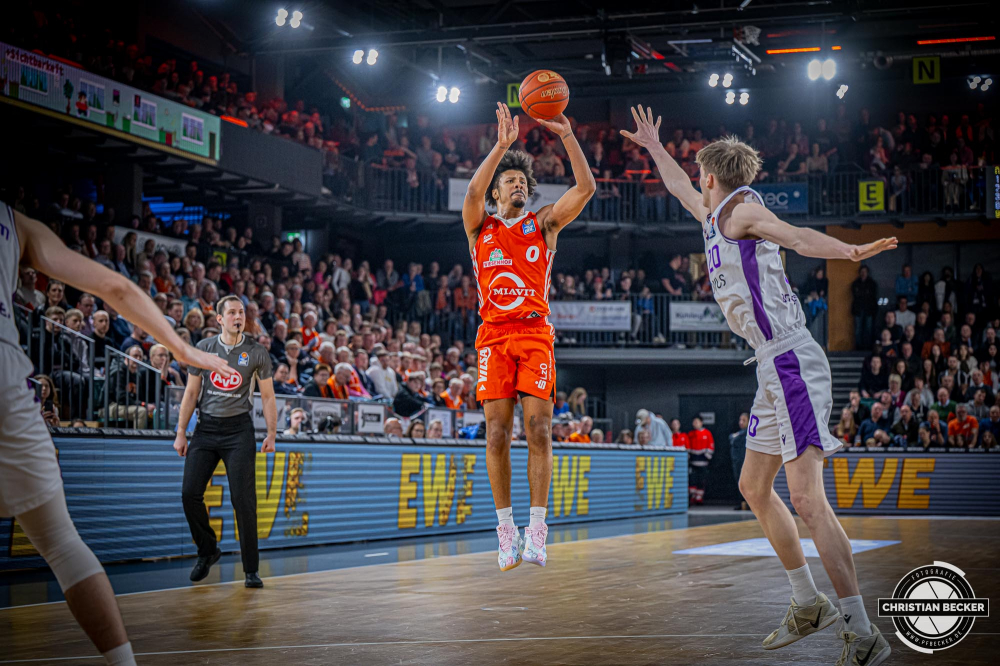 1. Basketball Bundesliga, easyCredit BBL, Saison 2024/2025, Herren, Hauptrunde, 22. Spieltag, 01.03.2025, RASTA Vechta - BG Göttingen
Mike Bothwell (#0 - RASTA Vechta) beim Jumpshot
Schlüsselwörter: 01.03.2025;1. Bundesliga;22. Spieltag;BBL;BG;Basketball;Göttingen;Hauptrunde;Liga;RASTA;RASTA Dome;Saison 2024/2025;Vechta;easycredit