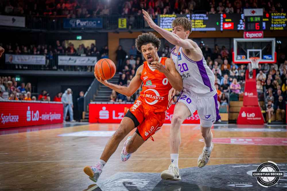 1. Basketball Bundesliga, easyCredit BBL, Saison 2024/2025, Herren, Hauptrunde, 22. Spieltag, 01.03.2025, RASTA Vechta - BG Göttingen
Mike Bothwell (#0 - RASTA Vechta) in Aktion
Schlüsselwörter: 01.03.2025;1. Bundesliga;22. Spieltag;BBL;BG;Basketball;Göttingen;Hauptrunde;Liga;RASTA;RASTA Dome;Saison 2024/2025;Vechta;easycredit