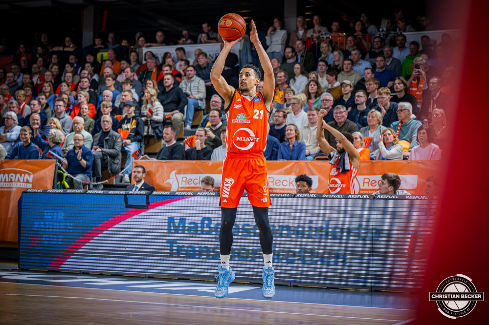 1. Basketball Bundesliga, easyCredit BBL, Saison 2024/2025, Herren, Hauptrunde, 22. Spieltag, 01.03.2025, RASTA Vechta - BG Göttingen
Joel Aminu (#21 - RASTA Vechta) beim Jumpshot
Schlüsselwörter: 01.03.2025;1. Bundesliga;22. Spieltag;BBL;BG;Basketball;Göttingen;Hauptrunde;Liga;RASTA;RASTA Dome;Saison 2024/2025;Vechta;easycredit