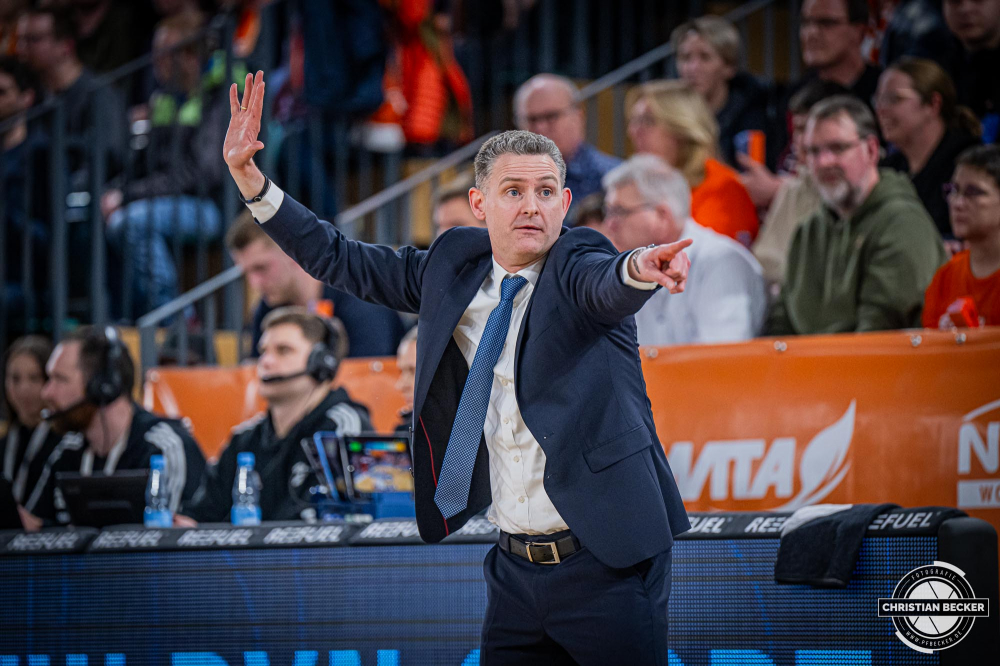1. Basketball Bundesliga, easyCredit BBL, Saison 2024/2025, Herren, Hauptrunde, 22. Spieltag, 01.03.2025, RASTA Vechta - BG Göttingen
Martin Schiller (Headcoach - RASTA Vechta) während der Partie
Schlüsselwörter: 01.03.2025;1. Bundesliga;22. Spieltag;BBL;BG;Basketball;Göttingen;Hauptrunde;Liga;RASTA;RASTA Dome;Saison 2024/2025;Vechta;easycredit