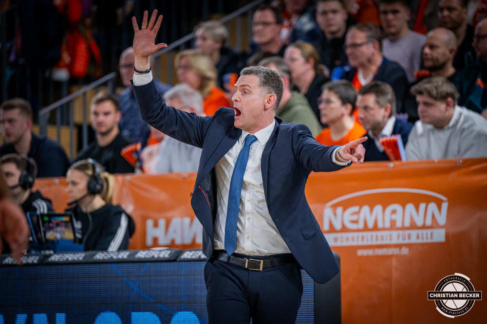 1. Basketball Bundesliga, easyCredit BBL, Saison 2024/2025, Herren, Hauptrunde, 22. Spieltag, 01.03.2025, RASTA Vechta - BG Göttingen
Martin Schiller (Headcoach - RASTA Vechta) während der Partie
Schlüsselwörter: 01.03.2025;1. Bundesliga;22. Spieltag;BBL;BG;Basketball;Göttingen;Hauptrunde;Liga;RASTA;RASTA Dome;Saison 2024/2025;Vechta;easycredit