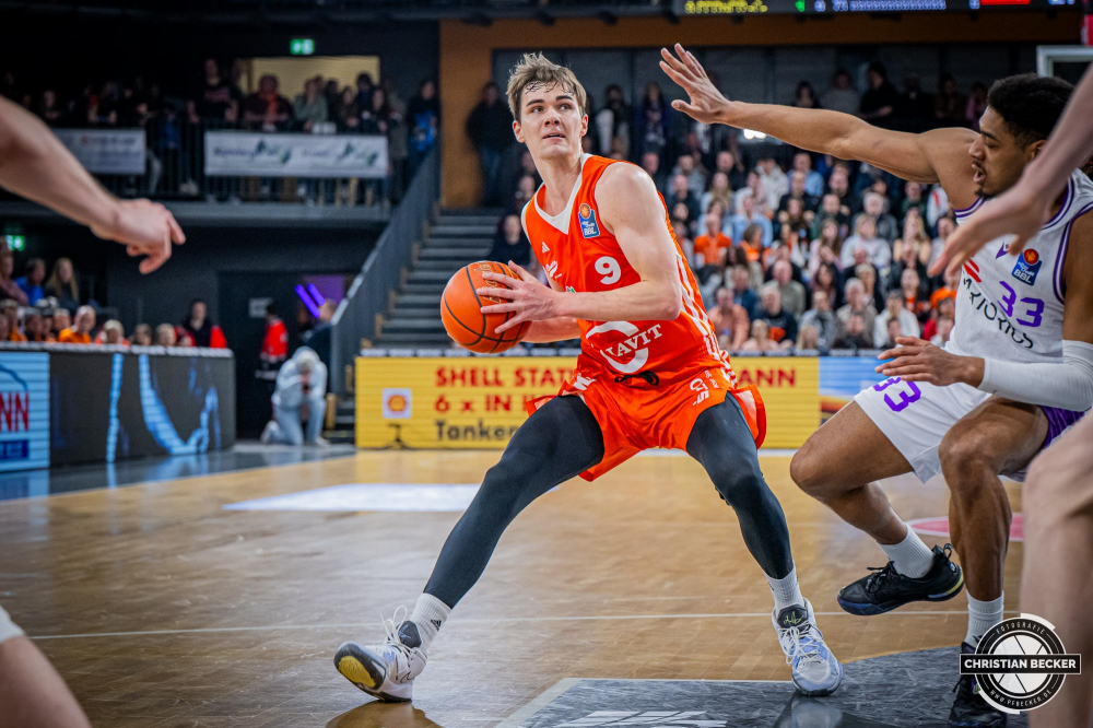 1. Basketball Bundesliga, easyCredit BBL, Saison 2024/2025, Herren, Hauptrunde, 22. Spieltag, 01.03.2025, RASTA Vechta - BG Göttingen
Joschka Ferner (#9 - RASTA Vechta) in Aktion
Schlüsselwörter: 01.03.2025;1. Bundesliga;22. Spieltag;BBL;BG;Basketball;Göttingen;Hauptrunde;Liga;RASTA;RASTA Dome;Saison 2024/2025;Vechta;easycredit