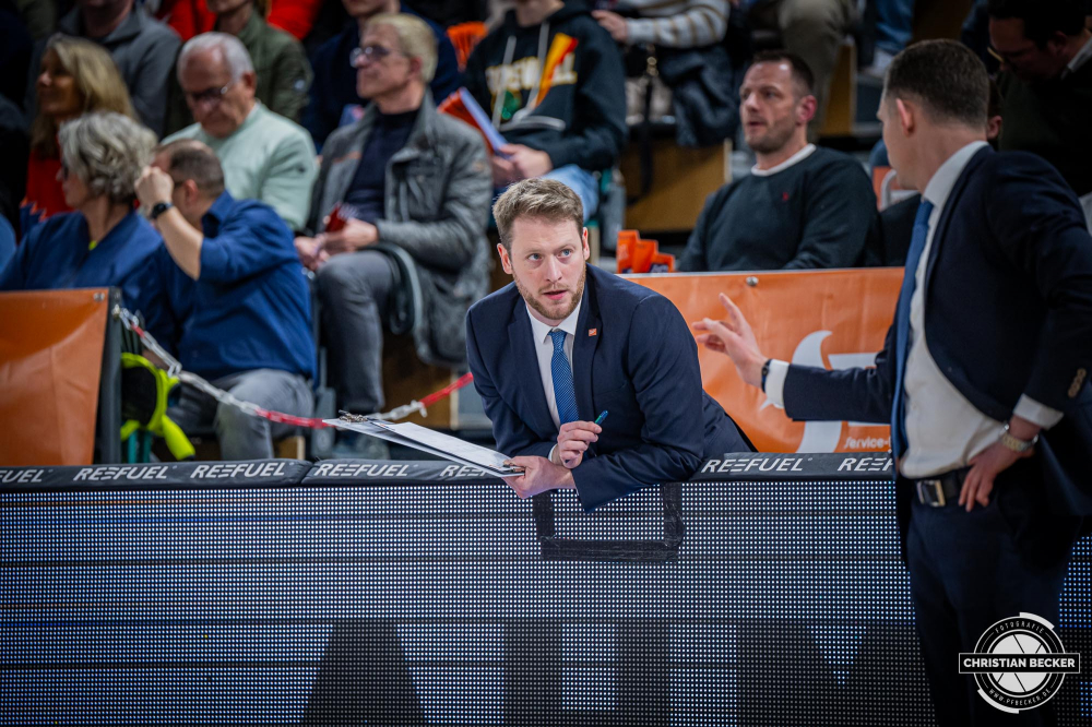 1. Basketball Bundesliga, easyCredit BBL, Saison 2024/2025, Herren, Hauptrunde, 22. Spieltag, 01.03.2025, RASTA Vechta - BG Göttingen
Marius Graf (Assistent Coach - RASTA Vechta) während der Partie
Schlüsselwörter: 01.03.2025;1. Bundesliga;22. Spieltag;BBL;BG;Basketball;Göttingen;Hauptrunde;Liga;RASTA;RASTA Dome;Saison 2024/2025;Vechta;easycredit