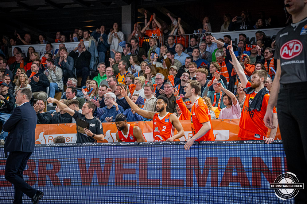 1. Basketball Bundesliga, easyCredit BBL, Saison 2024/2025, Herren, Hauptrunde, 22. Spieltag, 01.03.2025, RASTA Vechta - BG Göttingen
Das Team von RASTA Vechta zeigt Emotionen während der Partie
Schlüsselwörter: 01.03.2025;1. Bundesliga;22. Spieltag;BBL;BG;Basketball;Göttingen;Hauptrunde;Liga;RASTA;RASTA Dome;Saison 2024/2025;Vechta;easycredit