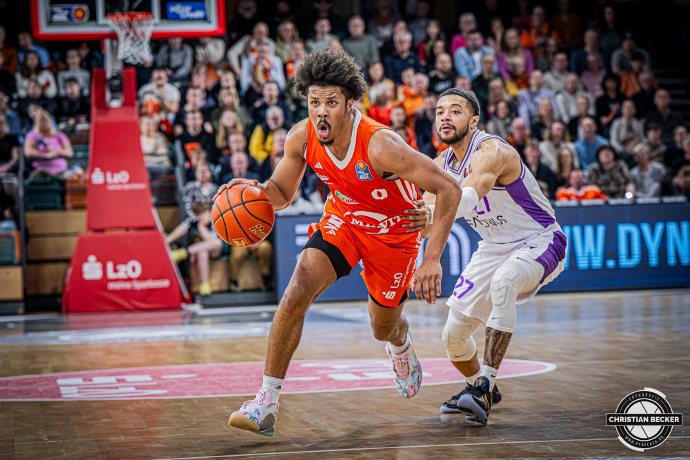 1. Basketball Bundesliga, easyCredit BBL, Saison 2024/2025, Herren, Hauptrunde, 22. Spieltag, 01.03.2025, RASTA Vechta - BG Göttingen
Mike Bothwell (#0 - RASTA Vechta) in Aktion gegen Marcus Shaver Jr. (#27 - BG Göttingen)
Schlüsselwörter: 01.03.2025;1. Bundesliga;22. Spieltag;BBL;BG;Basketball;Göttingen;Hauptrunde;Liga;RASTA;RASTA Dome;Saison 2024/2025;Vechta;easycredit