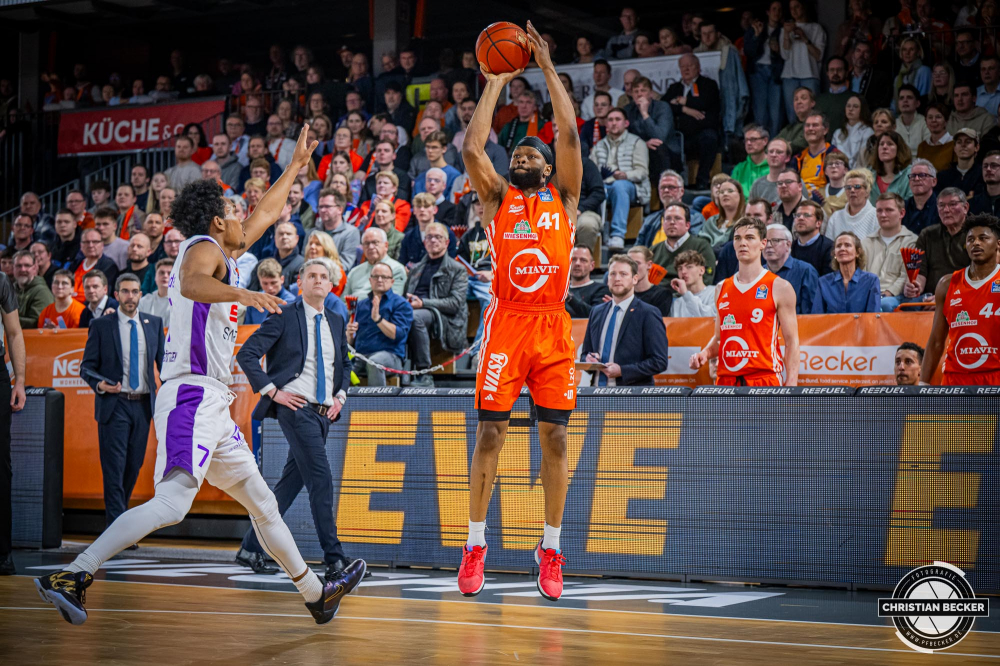 1. Basketball Bundesliga, easyCredit BBL, Saison 2024/2025, Herren, Hauptrunde, 22. Spieltag, 01.03.2025, RASTA Vechta - BG Göttingen
Lloyd Pandi (#41 - RASTA Vechta) beim Jumpshot
Schlüsselwörter: 01.03.2025;1. Bundesliga;22. Spieltag;BBL;BG;Basketball;Göttingen;Hauptrunde;Liga;RASTA;RASTA Dome;Saison 2024/2025;Vechta;easycredit