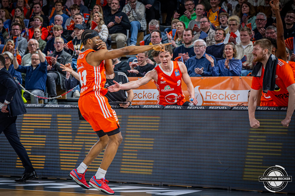 1. Basketball Bundesliga, easyCredit BBL, Saison 2024/2025, Herren, Hauptrunde, 22. Spieltag, 01.03.2025, RASTA Vechta - BG Göttingen
Lloyd Pandi (#41 - RASTA Vechta) zeigt Emotionen während der Partie
Schlüsselwörter: 01.03.2025;1. Bundesliga;22. Spieltag;BBL;BG;Basketball;Göttingen;Hauptrunde;Liga;RASTA;RASTA Dome;Saison 2024/2025;Vechta;easycredit