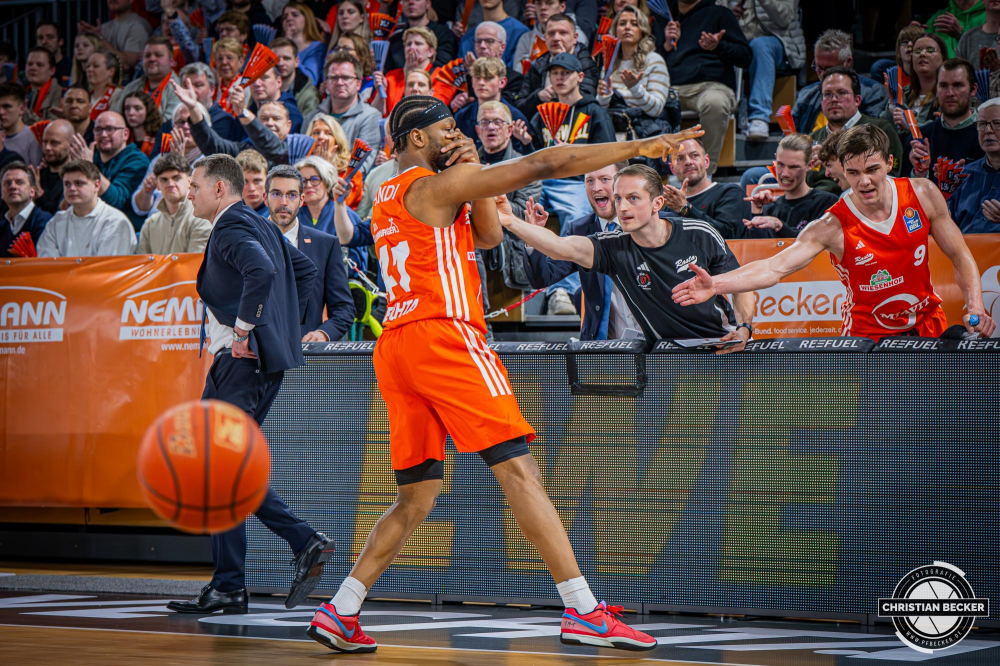 1. Basketball Bundesliga, easyCredit BBL, Saison 2024/2025, Herren, Hauptrunde, 22. Spieltag, 01.03.2025, RASTA Vechta - BG Göttingen
Lloyd Pandi (#41 - RASTA Vechta) zeigt Emotionen während der Partie
Schlüsselwörter: 01.03.2025;1. Bundesliga;22. Spieltag;BBL;BG;Basketball;Göttingen;Hauptrunde;Liga;RASTA;RASTA Dome;Saison 2024/2025;Vechta;easycredit