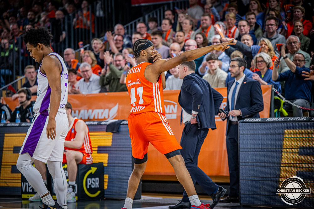 1. Basketball Bundesliga, easyCredit BBL, Saison 2024/2025, Herren, Hauptrunde, 22. Spieltag, 01.03.2025, RASTA Vechta - BG Göttingen
Lloyd Pandi (#41 - RASTA Vechta) zeigt Emotionen während der Partie
Schlüsselwörter: 01.03.2025;1. Bundesliga;22. Spieltag;BBL;BG;Basketball;Göttingen;Hauptrunde;Liga;RASTA;RASTA Dome;Saison 2024/2025;Vechta;easycredit