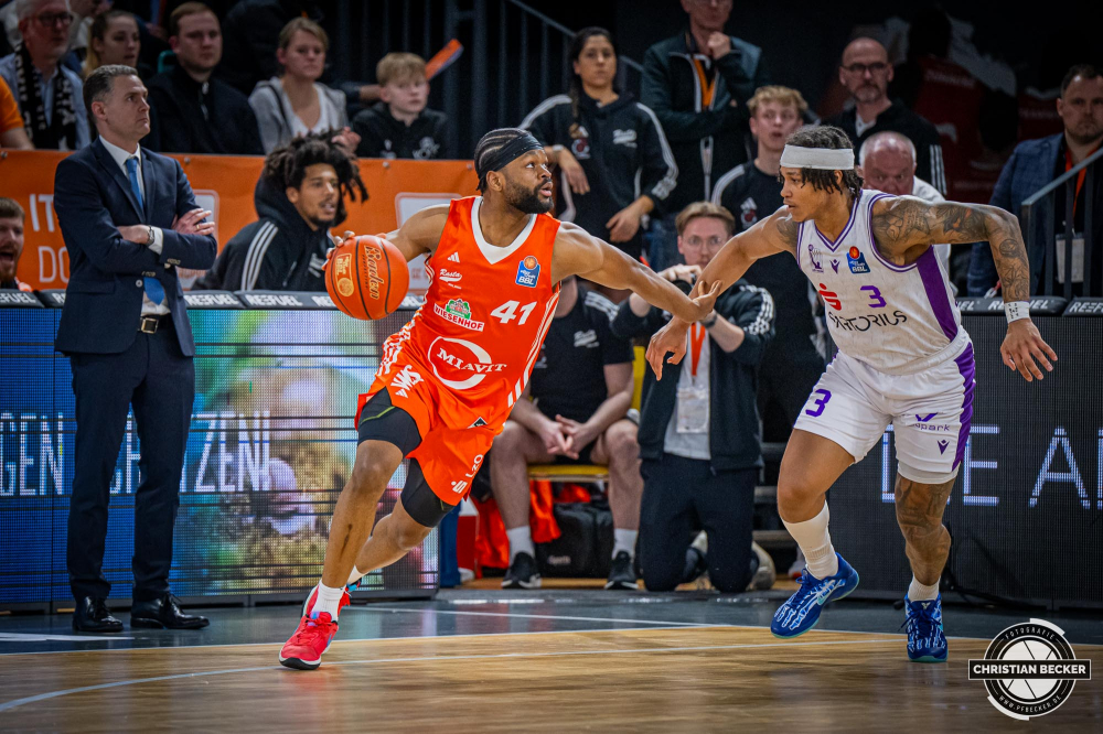 1. Basketball Bundesliga, easyCredit BBL, Saison 2024/2025, Herren, Hauptrunde, 22. Spieltag, 01.03.2025, RASTA Vechta - BG Göttingen
Lloyd Pandi (#41 - RASTA Vechta) in Aktion
Schlüsselwörter: 01.03.2025;1. Bundesliga;22. Spieltag;BBL;BG;Basketball;Göttingen;Hauptrunde;Liga;RASTA;RASTA Dome;Saison 2024/2025;Vechta;easycredit